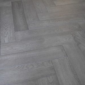 YNDE ENG HERRINGBONE GUNMETAL GREY 18/3x125x600mm